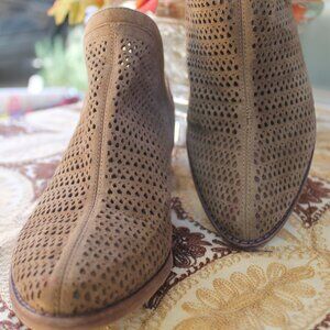 Vince Camuto Suede Booties 9.5 M Cafe au Lait color Cute!